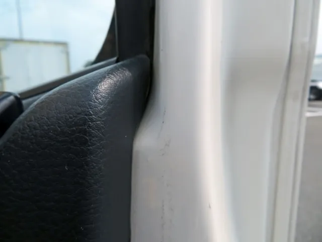 運転席ドア内側に小さいひび割れがあります。|日野 レンジャー SKG-FC9JGAP(2WD)の写真46