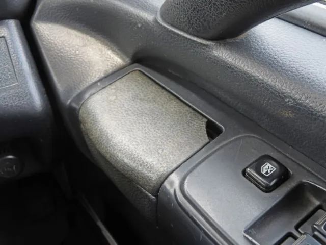 運転席側の灰皿に破損個所があります。|日野 レンジャー SKG-FC9JGAP(2WD)の写真47