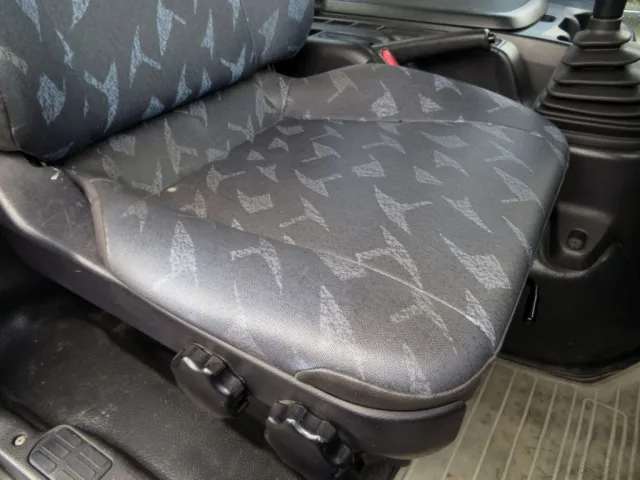 運転席座面の状態です。|日野 レンジャー SKG-FC9JGAP(2WD)の写真49