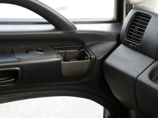 助手席側の灰皿のフタが破損しています。|日野 レンジャー SKG-FC9JGAP(2WD)の写真50