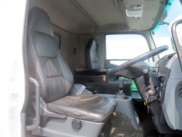 運転席座面にヘタリ・破れがあります。|三菱 ファイター QDG-FQ62Fの写真6