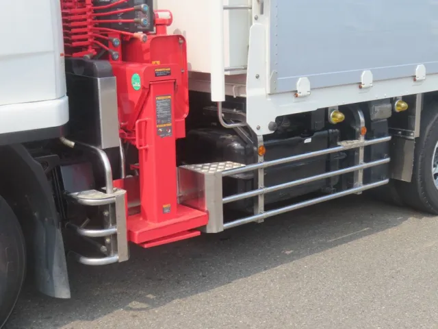 サイドバンパー・サイドバンパーステー・敷板の収納はステンレス製です。|三菱 ファイター QDG-FQ62Fの写真9