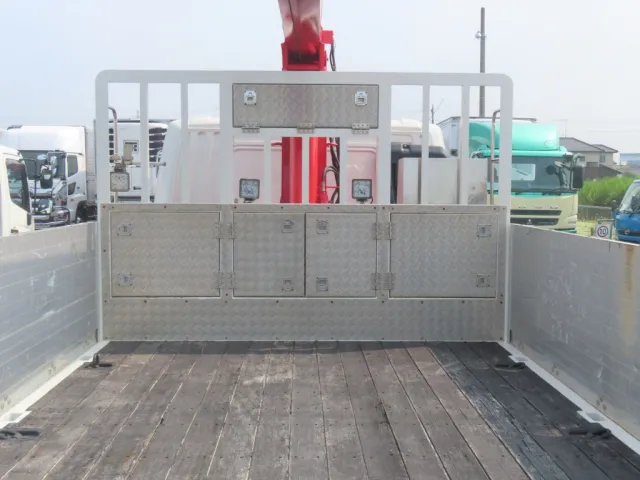 鳥居にアルミの縞板が張ってあります。(物入付きです)|三菱 ファイター QDG-FQ62Fの写真12