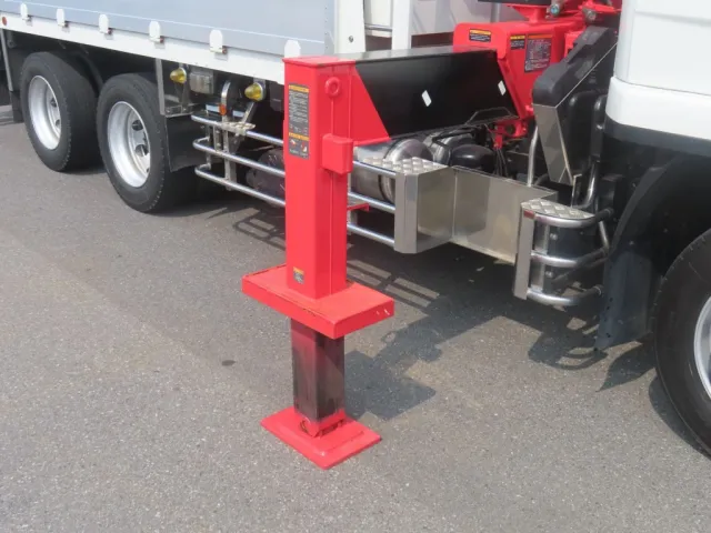 アウトリガーの脚にステップが溶接されています。|三菱 ファイター QDG-FQ62Fの写真14