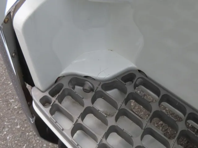 助手席側ステップにひび割れ箇所があります。|三菱 ファイター QDG-FQ62Fの写真34