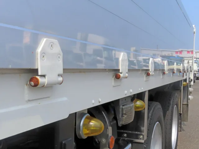 あおりの丁番のピンにサビがあります。|三菱 ファイター QDG-FQ62Fの写真40