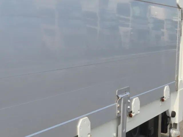 あおりに薄い線キズがあります。|三菱 ファイター QDG-FQ62Fの写真41