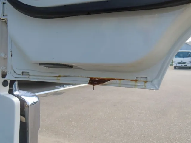 運転席側ドア下部にサビがあります。|三菱 ファイター QDG-FQ62Fの写真43