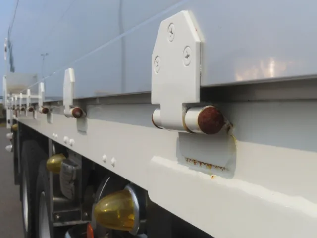 丁番溶接周りにサビがあります。|三菱 ファイター QDG-FQ62Fの写真47