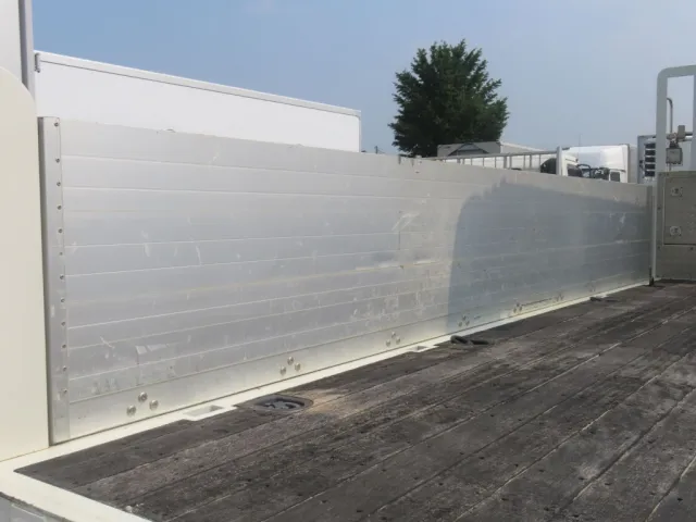 あおり内側の軽いヘコミ・小さいキズがあります。|三菱 ファイター QDG-FQ62Fの写真49