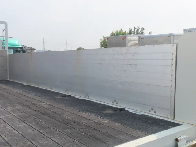 あおり内側の軽いヘコミ・小さいキズがあります。|三菱 ファイター QDG-FQ62Fの写真50