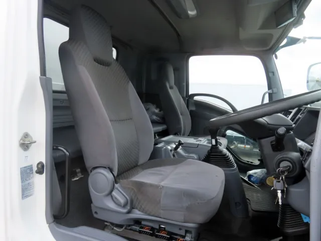 運転席座面にヘタリ・破れがあります。|いすゞ フォワード QKG-FVZ34U2の写真6