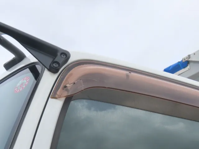 助手席側バイザーに割れがあります。|いすゞ フォワード QKG-FVZ34U2の写真10