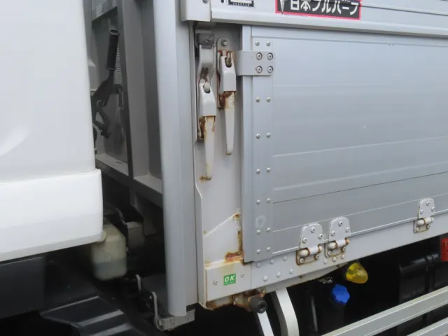 助手席側前柱およびウイング/あおりロックハンドルにサビがあります。|いすゞ フォワード QKG-FVZ34U2の写真11