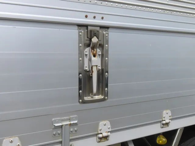 助手席側あおりロックハンドルにサビがあります。|いすゞ フォワード QKG-FVZ34U2の写真15