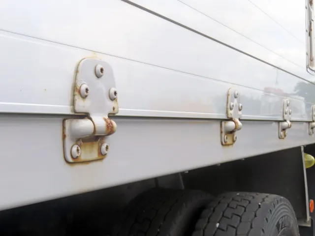 助手席側あおり丁番各所にサビがあります。|いすゞ フォワード QKG-FVZ34U2の写真16