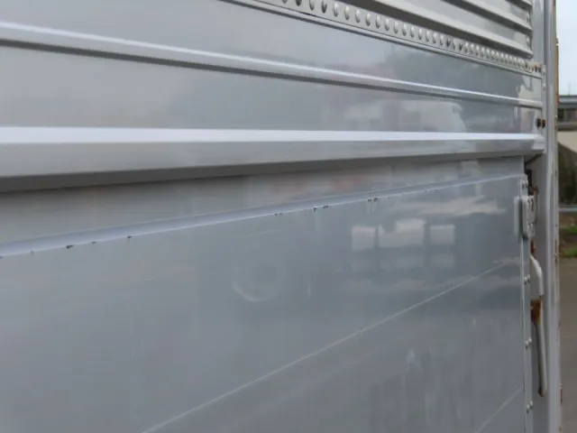 助手席側あおりに細かいキズがあります。|いすゞ フォワード QKG-FVZ34U2の写真17