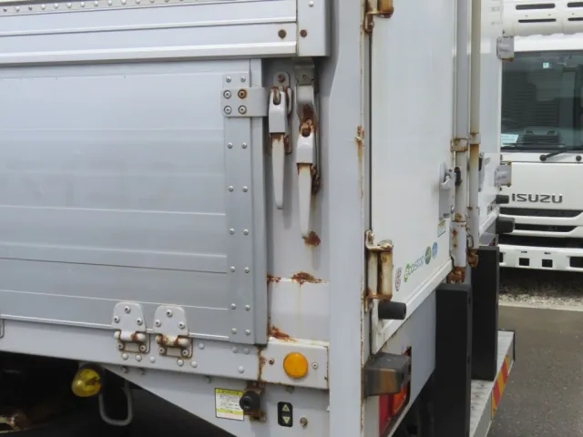 助手席側ロックハンドル・後柱にサビがあります。|いすゞ フォワード QKG-FVZ34U2の写真18
