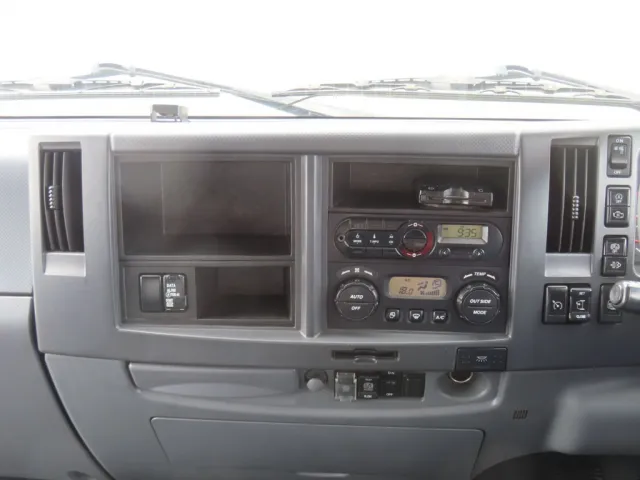 インパネ周りの状態です。|いすゞ フォワード QKG-FVZ34U2の写真27