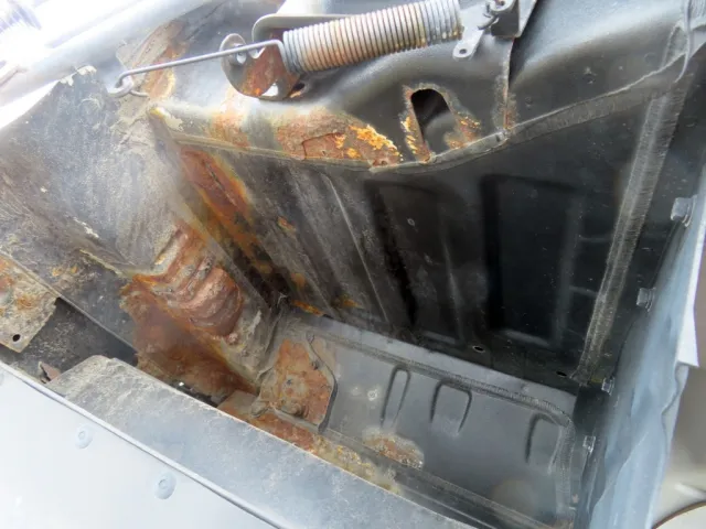 キャブ下面の状態です。|いすゞ フォワード QKG-FVZ34U2の写真30