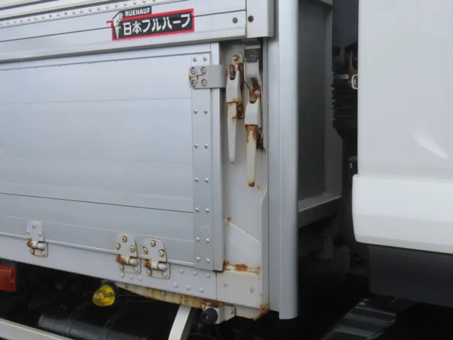 運転席側ウイング/あおりロックハンドルおよび前柱にサビがあります。|いすゞ フォワード QKG-FVZ34U2の写真39