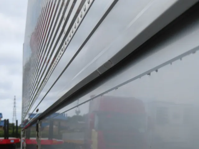 運転席側ウイング先端にキズがあります。|いすゞ フォワード QKG-FVZ34U2の写真40