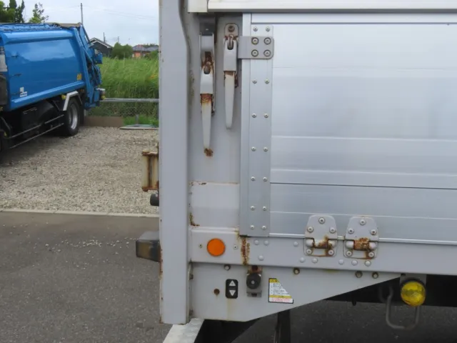 運転席側ウイング/あおりロック及び後柱にサビがあります。|いすゞ フォワード QKG-FVZ34U2の写真43