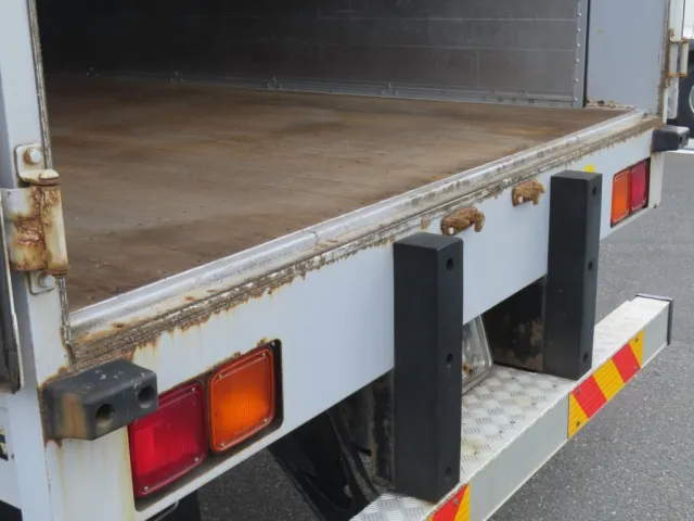 門口にサビがあります。|いすゞ フォワード QKG-FVZ34U2の写真46