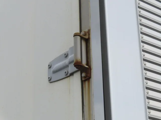 リア扉丁番各所にサビがあります。|いすゞ フォワード QKG-FVZ34U2の写真47