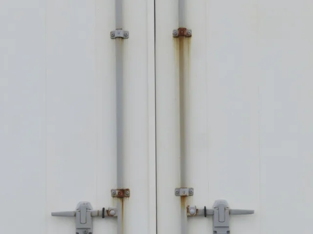 ハンマーロックの留め具にサビがあります。|いすゞ フォワード QKG-FVZ34U2の写真48