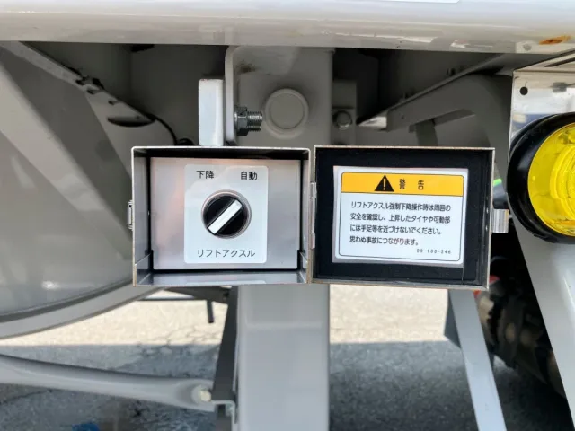 リフトアクスルの操作レバーです。|トレクス  PFB34118改の写真17