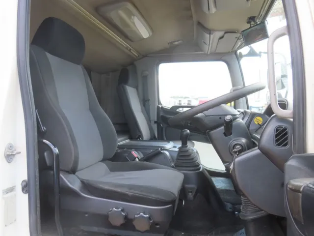 運転席座面にヘタリ・破れがあります。|日野 レンジャー LDG-GK8JWAAの写真6