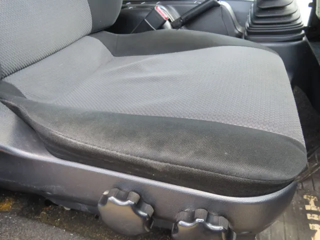 運転席座面の状態です。|日野 レンジャー LDG-GK8JWAAの写真28