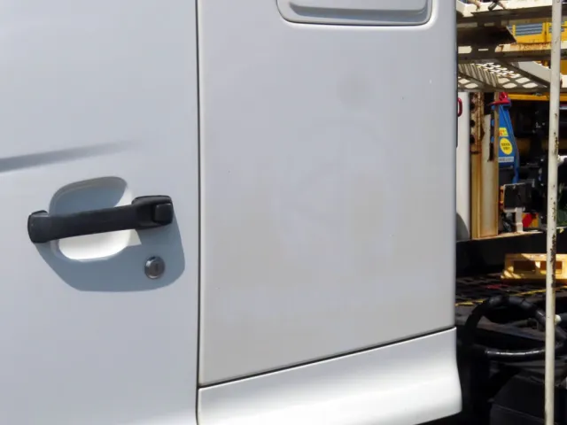 助手席側クォーターパネルに看板日焼け跡があります。|日野 レンジャー LDG-GK8JWAAの写真30