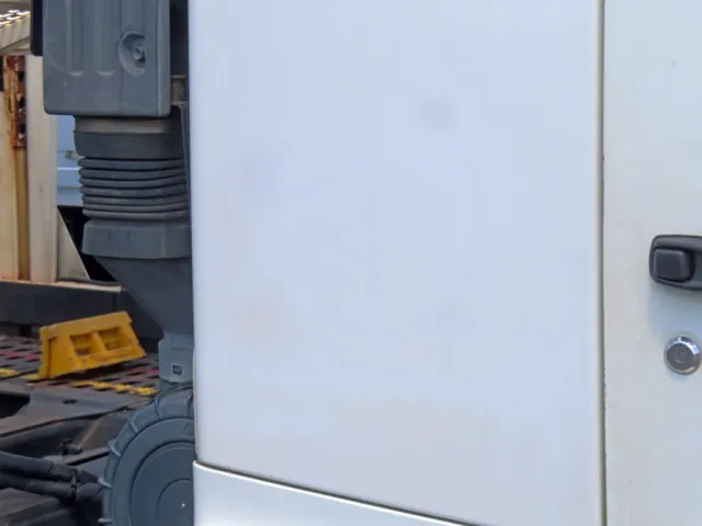 運転席側クォーターパネルに看板日焼け跡があります。|日野 レンジャー LDG-GK8JWAAの写真36