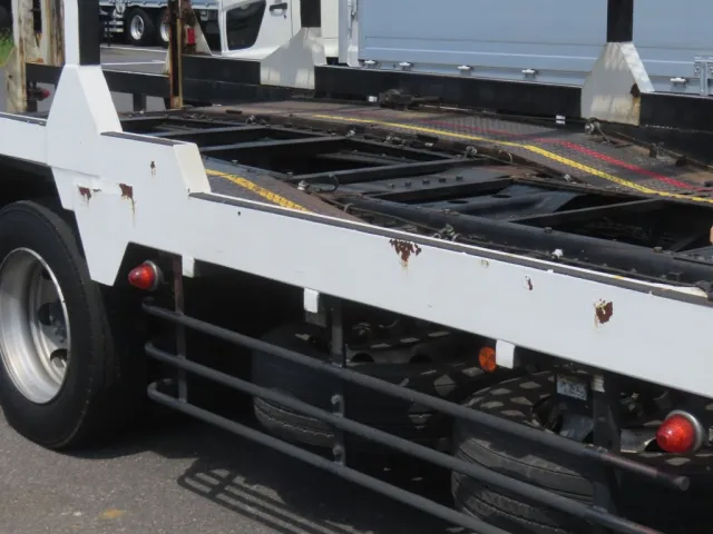 運転席側サイドレール（中央付近）にサビがあります。|日野 レンジャー LDG-GK8JWAAの写真39