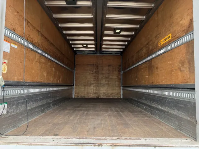 床は板張り・ラッシングレール2段・落としフック5対付いています。|日野 レンジャー TKG-FD9JLAA(2WD)の写真9