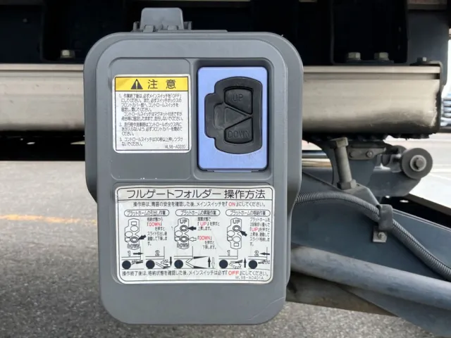 ゲートの操作スイッチです。|日野 レンジャー TKG-FD9JLAA(2WD)の写真13