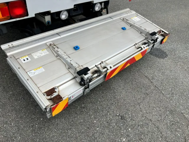 ゲート裏側の状態です。一部サビがあります|日野 レンジャー TKG-FD9JLAA(2WD)の写真15