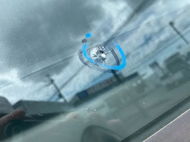 フロントガラスに飛び石があります。|日野 レンジャー TKG-FD9JLAA(2WD)の写真20