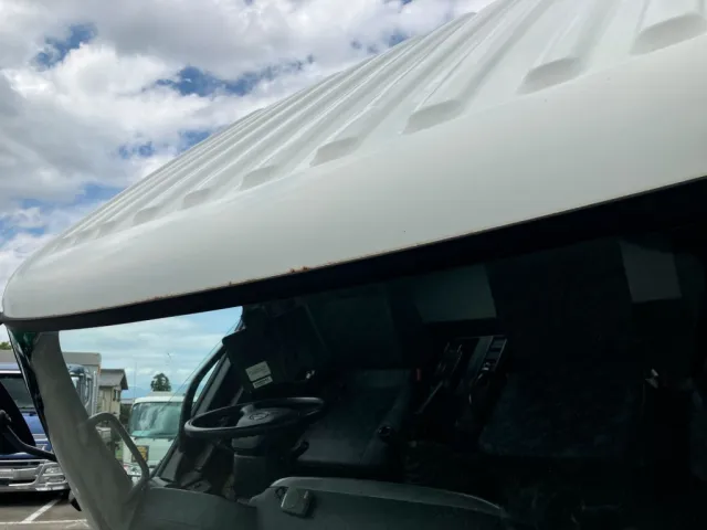 キャブルーフ前面に少しサビがあります。|日野 レンジャー TKG-FD9JLAA(2WD)の写真35