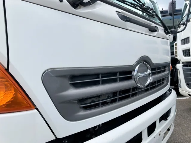 フロントパネルに飛び石キズがあります。|日野 レンジャー TKG-FD9JLAA(2WD)の写真36