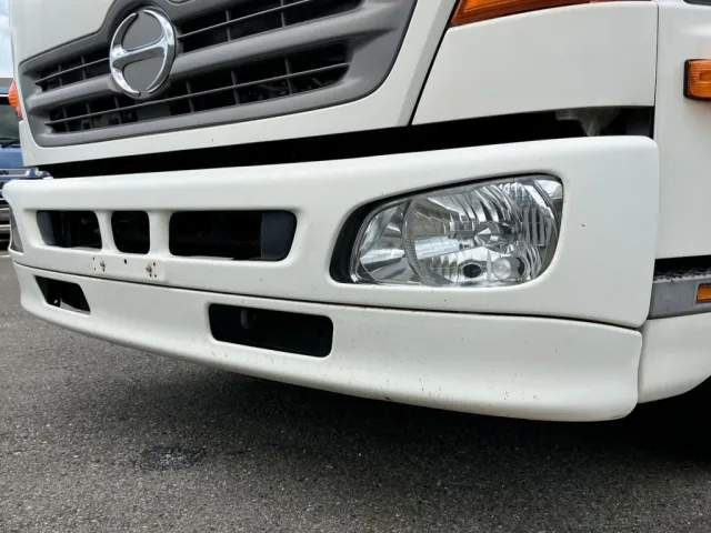 フロントバンパーに飛び石キズがあります。|日野 レンジャー TKG-FD9JLAA(2WD)の写真39