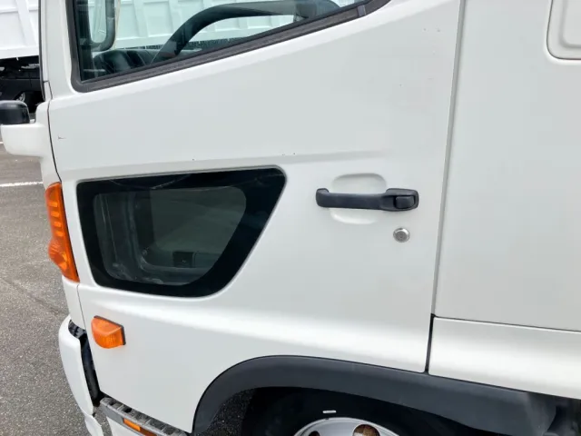 助手席側ドア周りに小傷があります。|日野 レンジャー TKG-FD9JLAA(2WD)の写真41