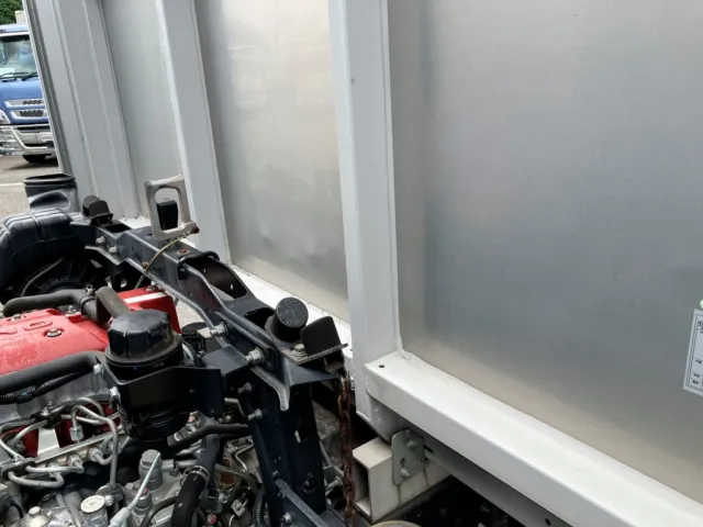 ボデー前面下部に凸があります。|日野 レンジャー TKG-FD9JLAA(2WD)の写真45