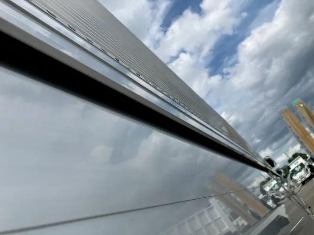 左右羽根に少しふくらみがあります。|日野 レンジャー TKG-FD9JLAA(2WD)の写真46