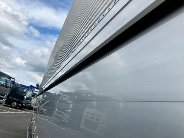 左右羽根に少しふくらみがあります。|日野 レンジャー TKG-FD9JLAA(2WD)の写真47