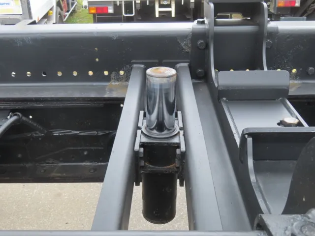 フローティングスライド用のシリンダーです。|日野 プロフィア QKG-FS1EWBAの写真8