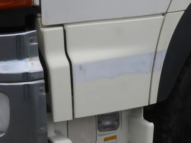 助手席ドア下カバーに塗料が付着しています。|日野 プロフィア QKG-FS1EWBAの写真12