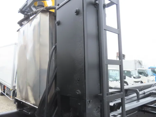 ユニットのカバー各所に腐食・穴あき箇所があります。|日野 プロフィア QKG-FS1EWBAの写真13